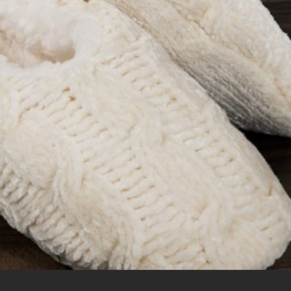 Women’s winter chenille slippers in ivory with bottom grip. NWT SIZE L/XL - Picture 2 of 5